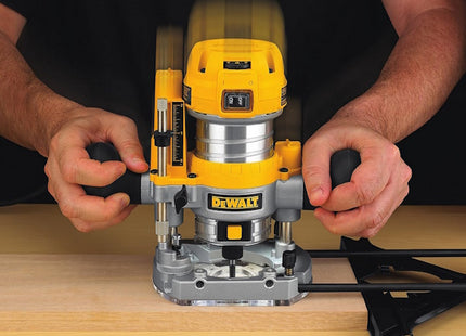 DEWALT ELETTROFRESATRICE CON AFFONDAMENTO E BASE FISSA POTENZA 900W